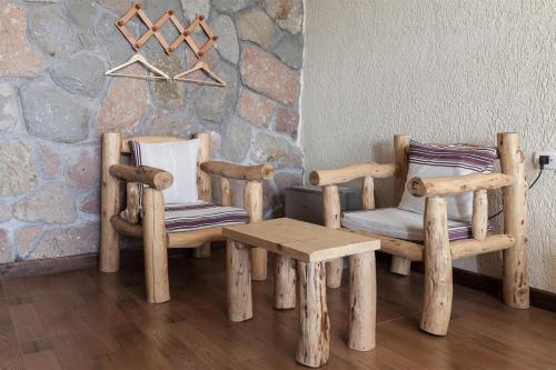 2 sillas y una mesa en una habitación en Sora Lodge Lalibela, en Lalibela