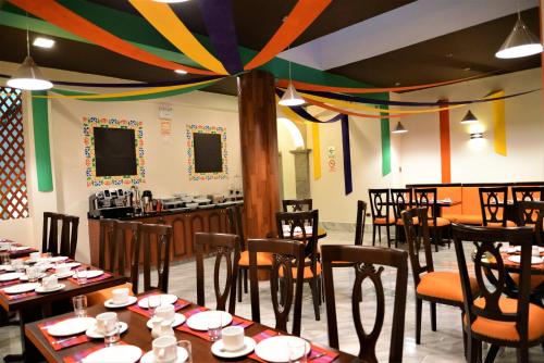 a dining room with tables and chairs in a restaurant at Altipacha Ayacucho Hotel in Ayacucho