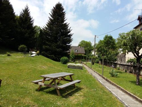 Jardin de l'établissement GITE "LES SAPINS"