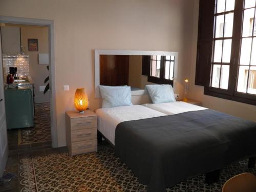 ein Schlafzimmer mit einem Bett und einer Lampe auf einem Nachttisch in der Unterkunft Casa de Isora in Garachico