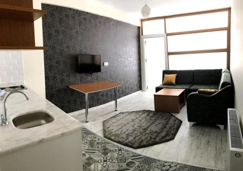 - un salon avec un canapé et une table dans l'établissement Ada Residence, à Kahramanmaraş
