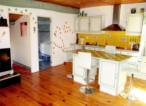 kuchnia z blatem i krzesłami w pokoju w obiekcie Appartement de charme Arles-sur-Tech(66) w mieście Arles-sur-Tech