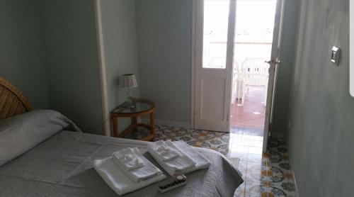 una camera da letto con un letto con due piatti sopra di La Maison de Leo Appartamento a Massa Lubrense