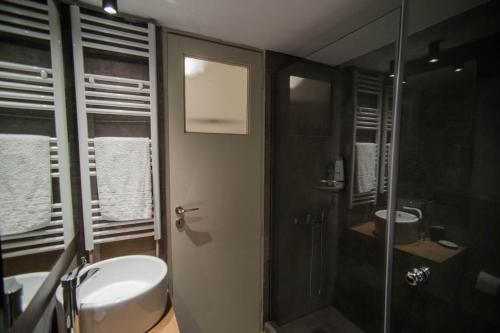 Phòng tắm tại Oro's Stylish Kolonaki Flats Next to Metro & Museums