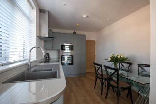 A kitchen or kitchenette at Stay