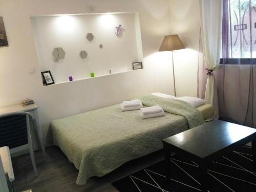 ジュアン・レ・パンにあるAppartement Franche Valeineのベッド2台とテーブルが備わるホテルルームです。