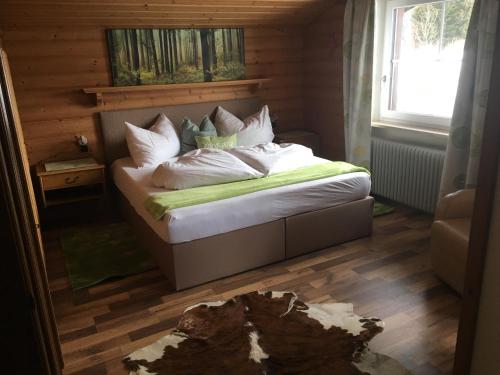 マウラッハにあるAppartement Straninger am Achenseeのベッドルーム(白い枕のベッド1台付)