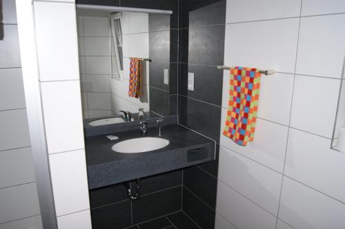 a bathroom with a sink and a mirror at Gästehaus Münks in Meerbusch