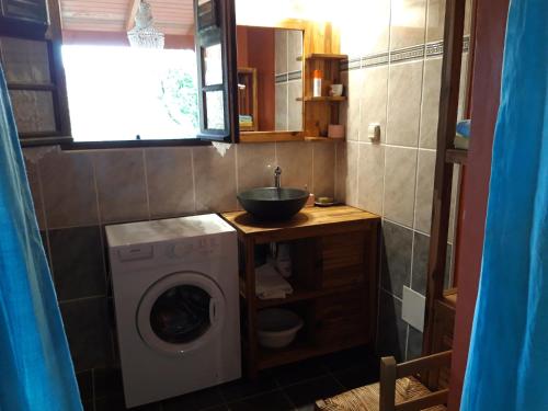 巴葉馬霍的住宿－Les Fougères，一间带水槽和洗衣机的浴室
