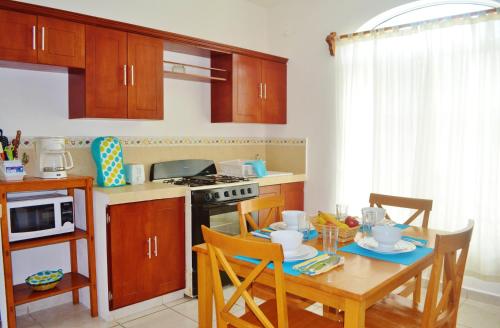 Virtuvė arba virtuvėlė apgyvendinimo įstaigoje Corales Suites