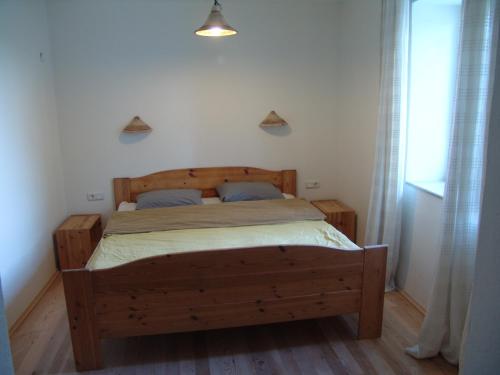 1 dormitorio con cama de madera en una habitación en Villa Kirişhome, en Patara