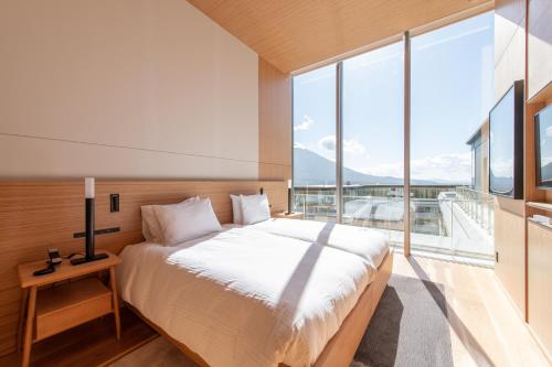 En eller flere senge i et værelse på Skye Niseko