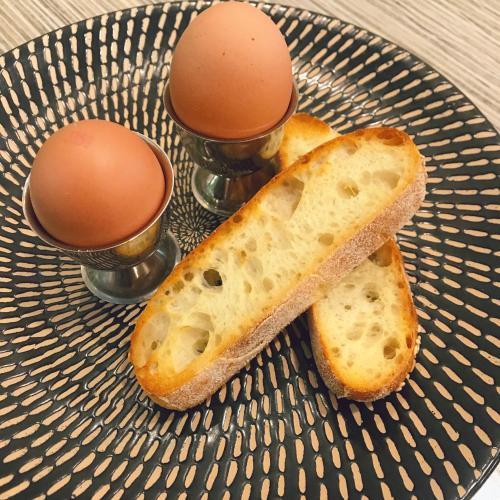 バンバリーにあるBunbury Hotel Koombana Bayの卵2個とパン2枚が載った皿