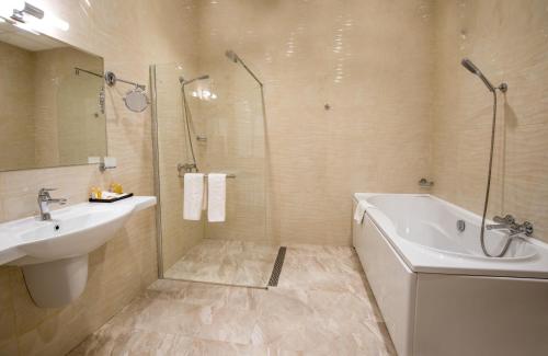 Bilik mandi di Spa Hotel Armira