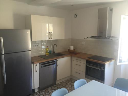La cuisine est équipée d'un réfrigérateur et d'un évier. dans l'établissement 15 rue du général carbuccia Ap, à Bastia