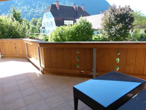 a balcony with a table and a view of a house at Ferienwohnung Marktstüberl in Mittenwald