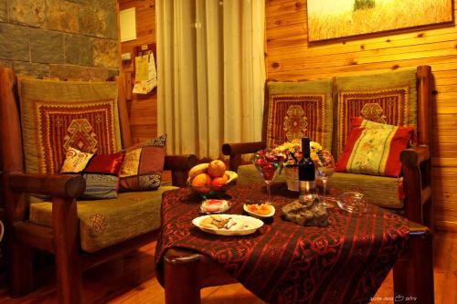 a living room with a table and a couch at Rosh Pinat Noy in Rosh Pinna