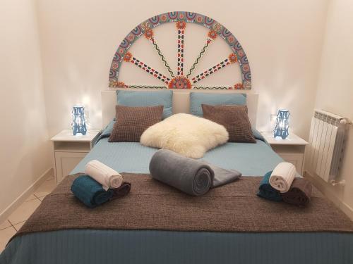 uma cama com uma grande cabeceira com almofadas em Naxian holidays em Giardini Naxos