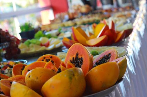 a buffet of fruits and vegetables on a table at Hotel BHS in Linhares