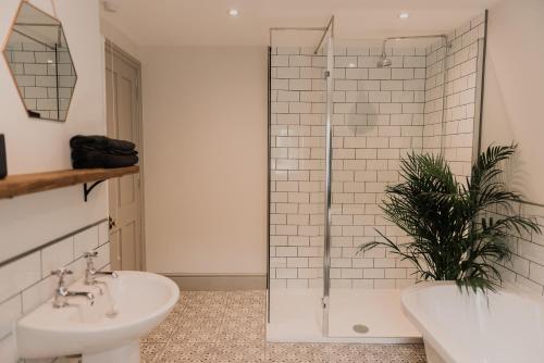 uma casa de banho com um chuveiro, um WC e um lavatório. em Penny Black Cottage em Coalbrookdale