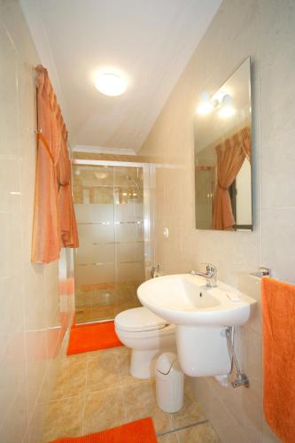 een badkamer met een wastafel, een toilet en een douche bij Sliema duplex 1 bedroom apartment - Sleeps 4 in Sliema