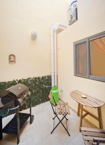 een kamer met een grill en een groene muur bij Sliema duplex 1 bedroom apartment - Sleeps 4 in Sliema