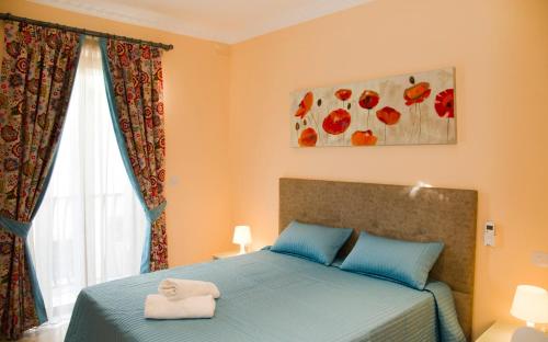 een slaapkamer met een blauw bed en een raam bij Sliema duplex 1 bedroom apartment - Sleeps 4 in Sliema
