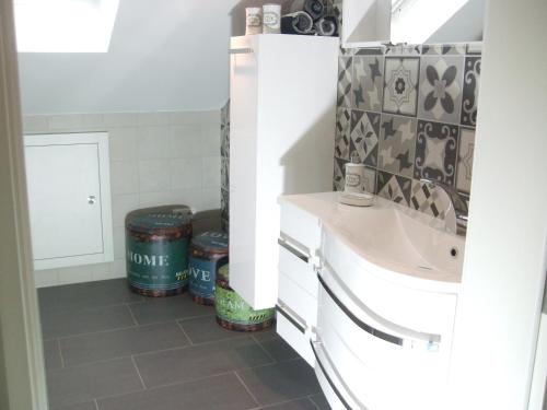 uma casa de banho com um lavatório branco e um balcão em Ferienwohnung Schäfer em Anschau