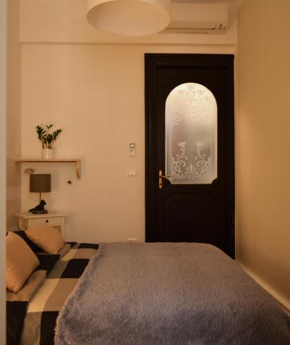- une chambre avec un lit et une porte noire dans l'établissement Punto8, à Trieste