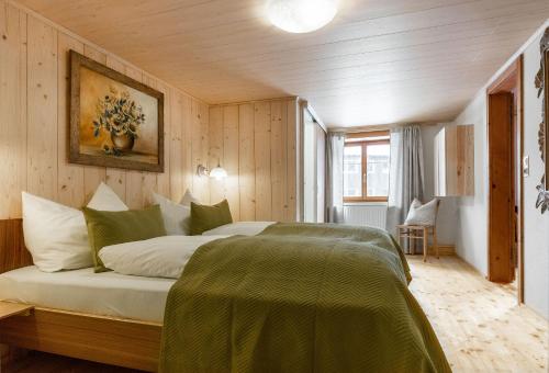 Postel nebo postele na pokoji v ubytování Haus Ganahl Klostertal