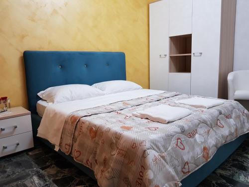 A bed or beds in a room at Venice BnB