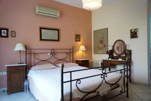 Un pat sau paturi într-o cameră la Villa Marika
