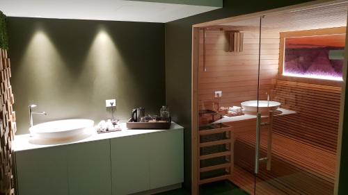 y baño con bañera, lavamanos y ducha. en Hotel and Wellness Patriarca, en San Vito al Tagliamento