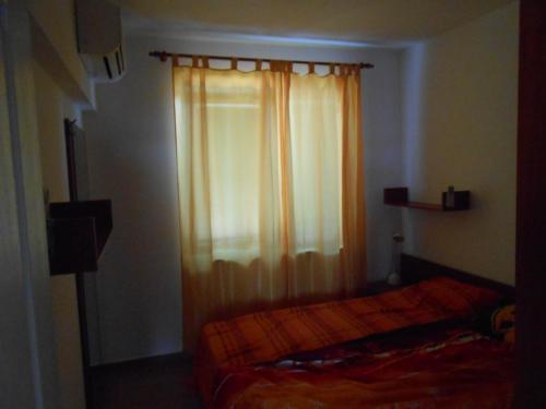 - une chambre avec un lit et une fenêtre avec un rideau dans l'établissement BBS 52, à Byala
