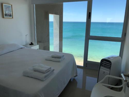 プエルト・マドリンにある"Ninfas"のベッドルーム1室(ベッド1台、海の景色を望む窓付)が備わります。