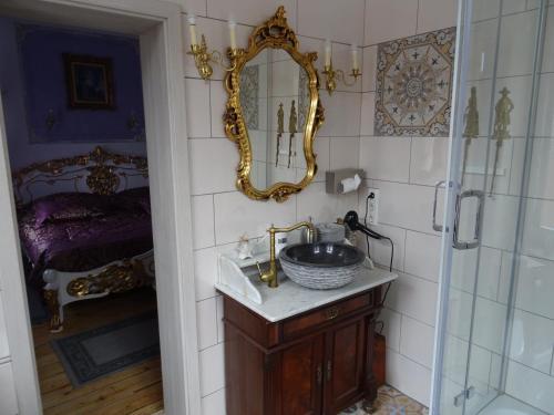 Bilik mandi di Villa Imperia, Museums-Hotel, Treppensteigen