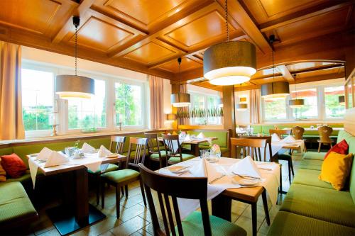 un restaurante con mesas, sillas y ventanas en Landhaus Rössle, en Schwäbisch Hall