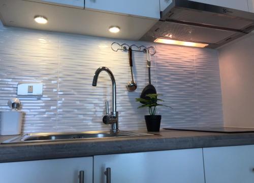 Køkken eller tekøkken på Grandblue condominium Room401 LeamMae phim Beach