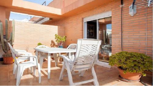a patio with a table and chairs and a window at Casa Serra - PATERNA - APARTAMENTO ALQUILA 3 HABITACIONES CON GARAJE in Paterna
