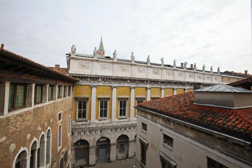 un grupo de palomas sentadas en la parte superior de un edificio en Casa Patricia en Venecia