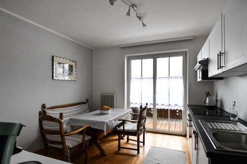 una cucina e una sala da pranzo con tavolo e sedie di Haus Vollmeier a Debant