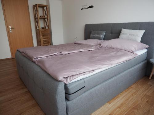 ein großes Bett mit rosa Bettwäsche und Kissen darauf in der Unterkunft 41 Reichsstraße in Düsseldorf