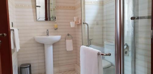 Ένα μπάνιο στο Northern Pearl Luxury Apartments