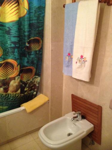 La salle de bains est pourvue d'un lavabo et d'un rideau de douche. dans l'établissement Costa Nagüeles Milla de Oro, Vistas mar y Parking, à Marbella