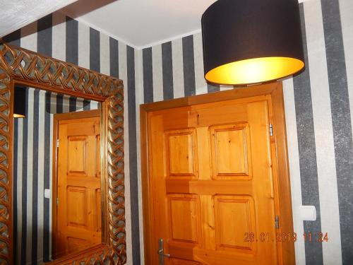 a lamp and a mirror in a room at U Hanki in Biały Dunajec
