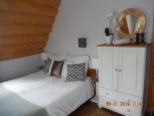 a bedroom with a bed and a mirror on the wall at U Hanki in Biały Dunajec