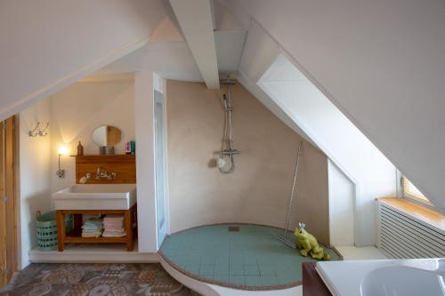 a bathroom with a sink and a swing at El Puerto Bed and Breakfast in Hoorn