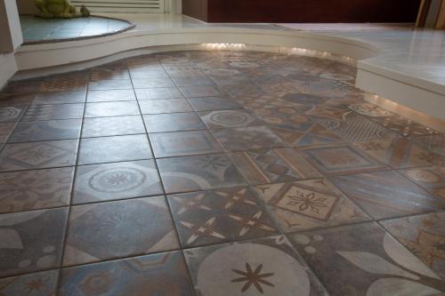 a tiled floor in a building with a tile floor in a room at El Puerto Bed and Breakfast in Hoorn