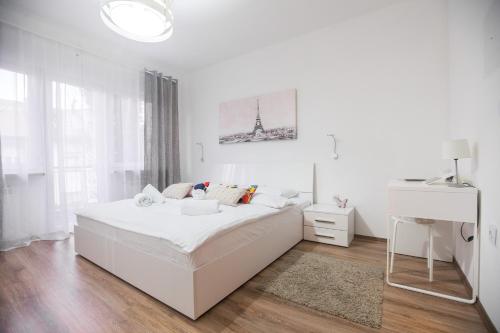 biała sypialnia z dużym białym łóżkiem w obiekcie Friday Apartments w Zagrzebiu