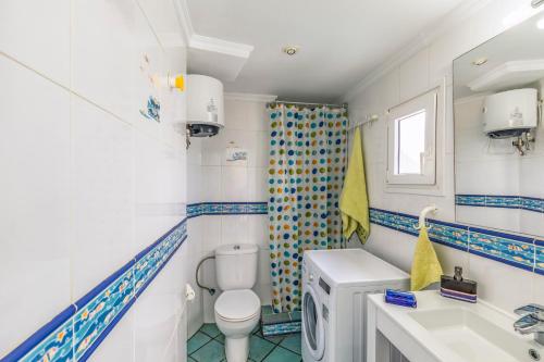 un bagno con un water e un lavandino di Ático en primera linea Las Canteras a Las Palmas de Gran Canaria